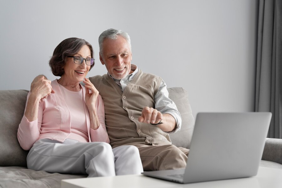 pareja-senior-tiro-medio-portatil